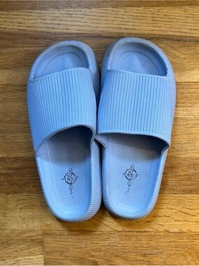 Cloud slippers cushioned thick sole slide sandals Woman’s size 7/8 blue